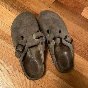Ladies Birkenstock brown suede mules. Vintage. Throwback.